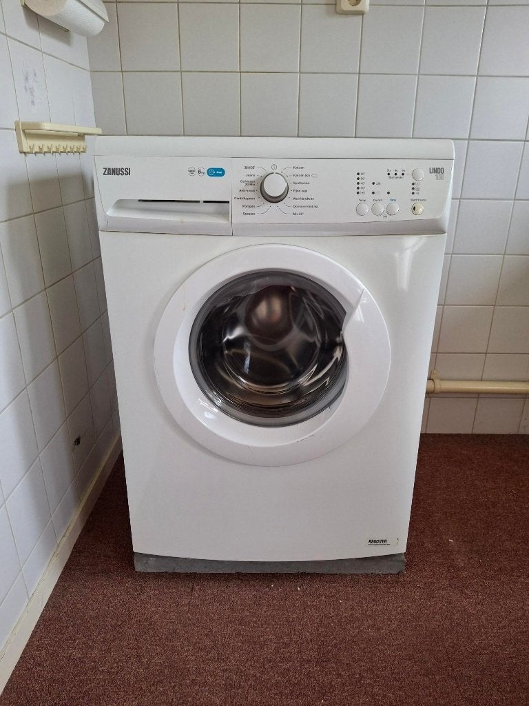 Goede Zanussi wasmachine Lindo  100, Ophalen, Zo goed als nieuw, 85 tot 90 cm, 1200 tot 1600 toeren