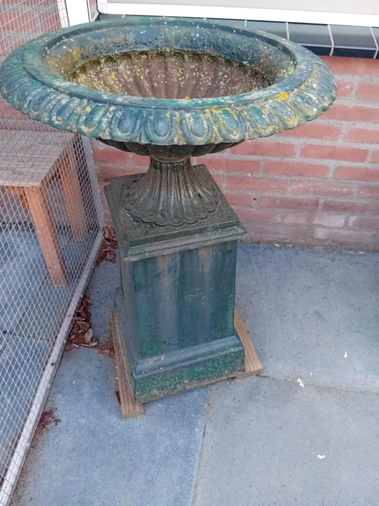 2 Gietijzeren Bloempotten op Sokkel - 80 cm Hoog, Tuin en Terras, Ophalen, Gebruikt, Rond, Balkon