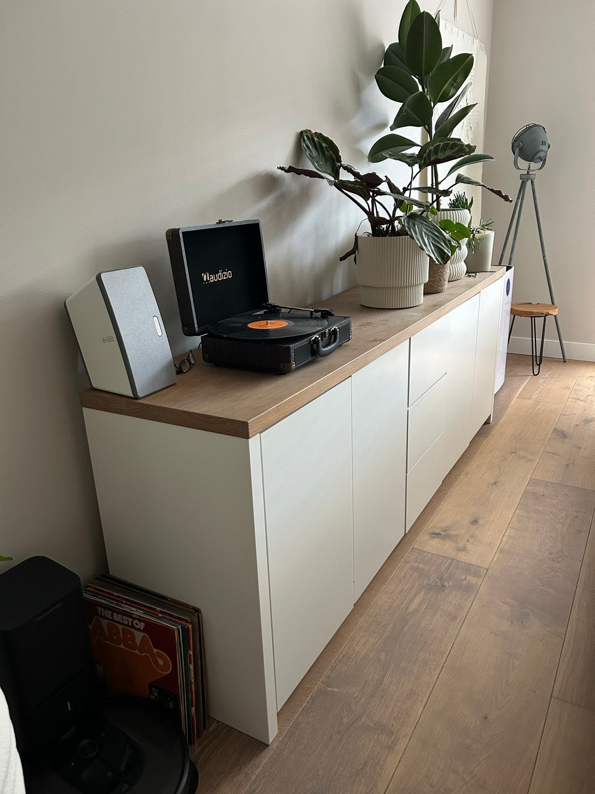 Modern wit dressoir met eiken blad – 220 cm, Huis en Inrichting, Kasten | Dressoirs, Ophalen, Gebruikt, Eikenhout, 200 cm of meer