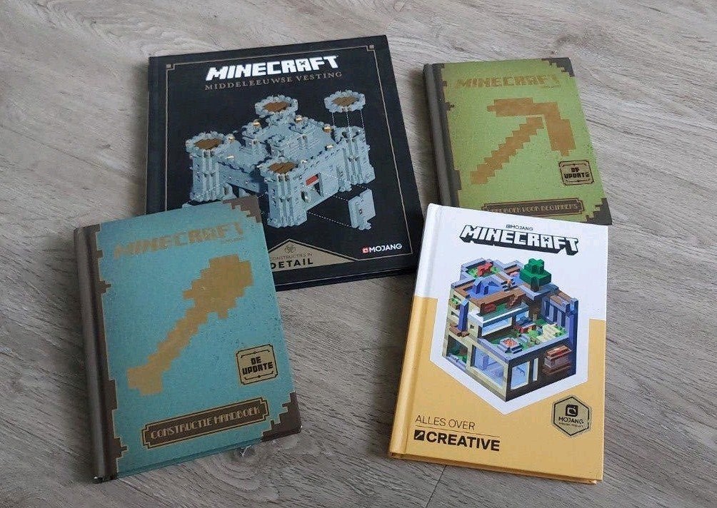4 Minecraft boeken van Mojang - Diverse gidsen en handboeken, Ophalen of Verzenden, Gelezen, Mojang, Non-fictie