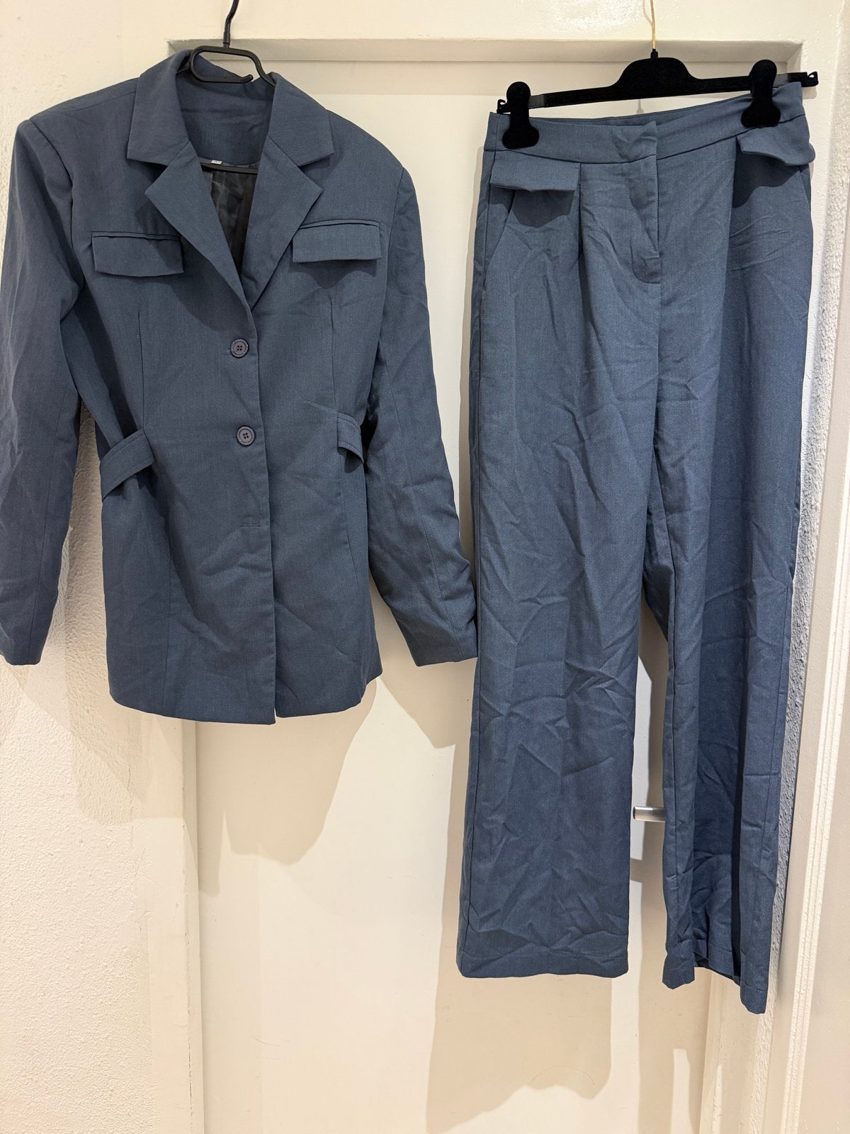 Stijlvol Grijs Pak - Jasje en Broek - Maat L, Kleding | Dames, Jasjes, Kostuums en Pakken, Kostuum of Pak, Maat 42/44 (L), Ophalen of Verzenden