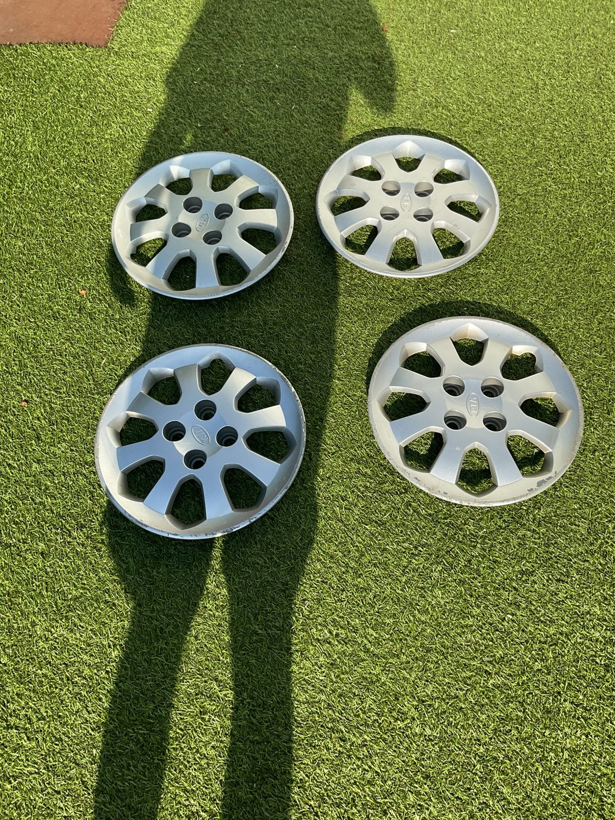 Originele Kia wieldoppen worden met de wielbouten vastgezet, Auto diversen, Wieldoppen, Verzenden, Gebruikt