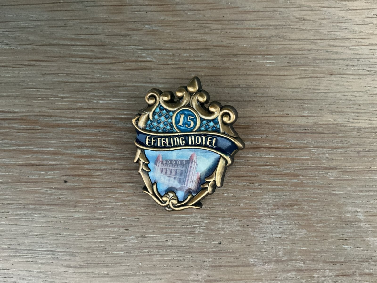 Efteling hotel 15 jaar pin, Verzamelen, Speldjes, Pins en Buttons, Verzenden, Zo goed als nieuw