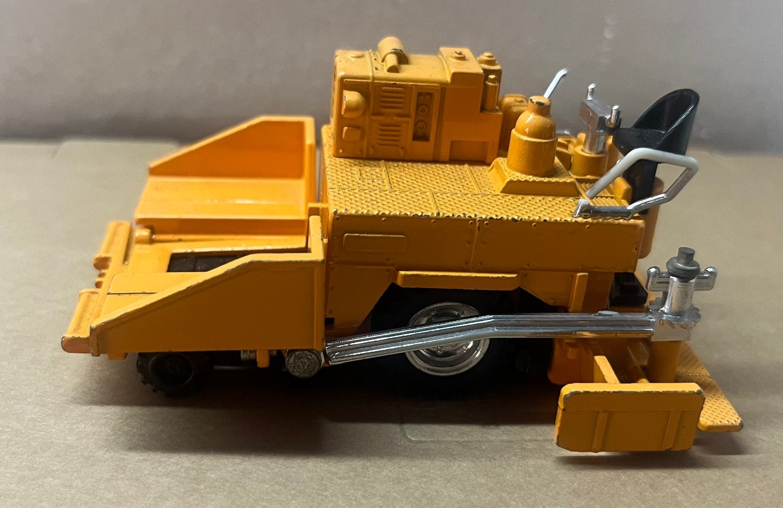 1:48 SAKAI PT280 ASPHALT FINISHER SHINSHEI MINI POWER, Hobby en Vrije tijd, Modelauto's | 1:50, Ophalen of Verzenden, Zo goed als nieuw
