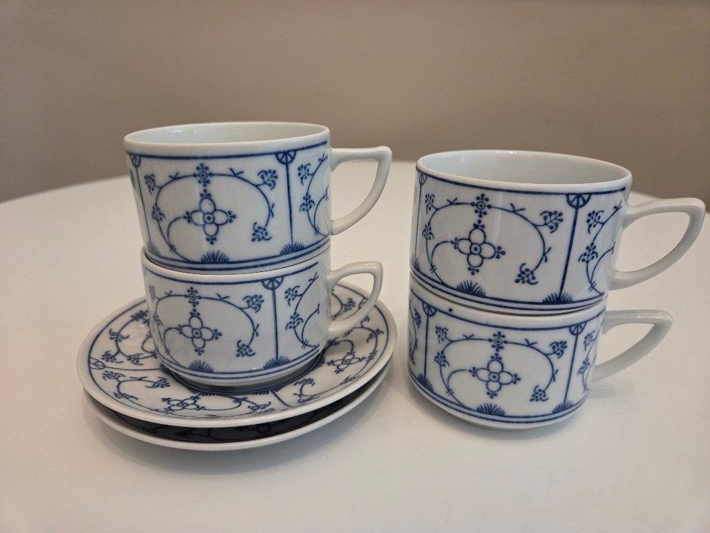 4 kopjes en 2 schotels Jäger Eisenberg Blau Saks, Huis en Inrichting, Keuken | Servies, Zo goed als nieuw, Kop(pen) en/of Schotel(s)