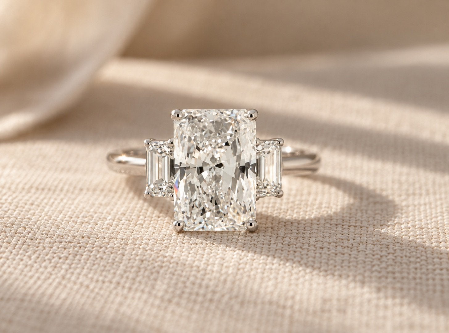 IGI Gecertificeerde Lab-Grown prachtige luxe trilogy ring, Ophalen of Verzenden, Zo goed als nieuw, 17 tot 18, Dame