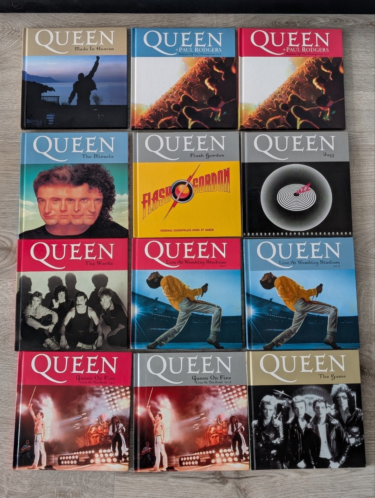 QUEEN VERZAMELCOLLECTIE – 12 Luxe Hardcover CD-uitgaven – EM, Verzenden, Zo goed als nieuw