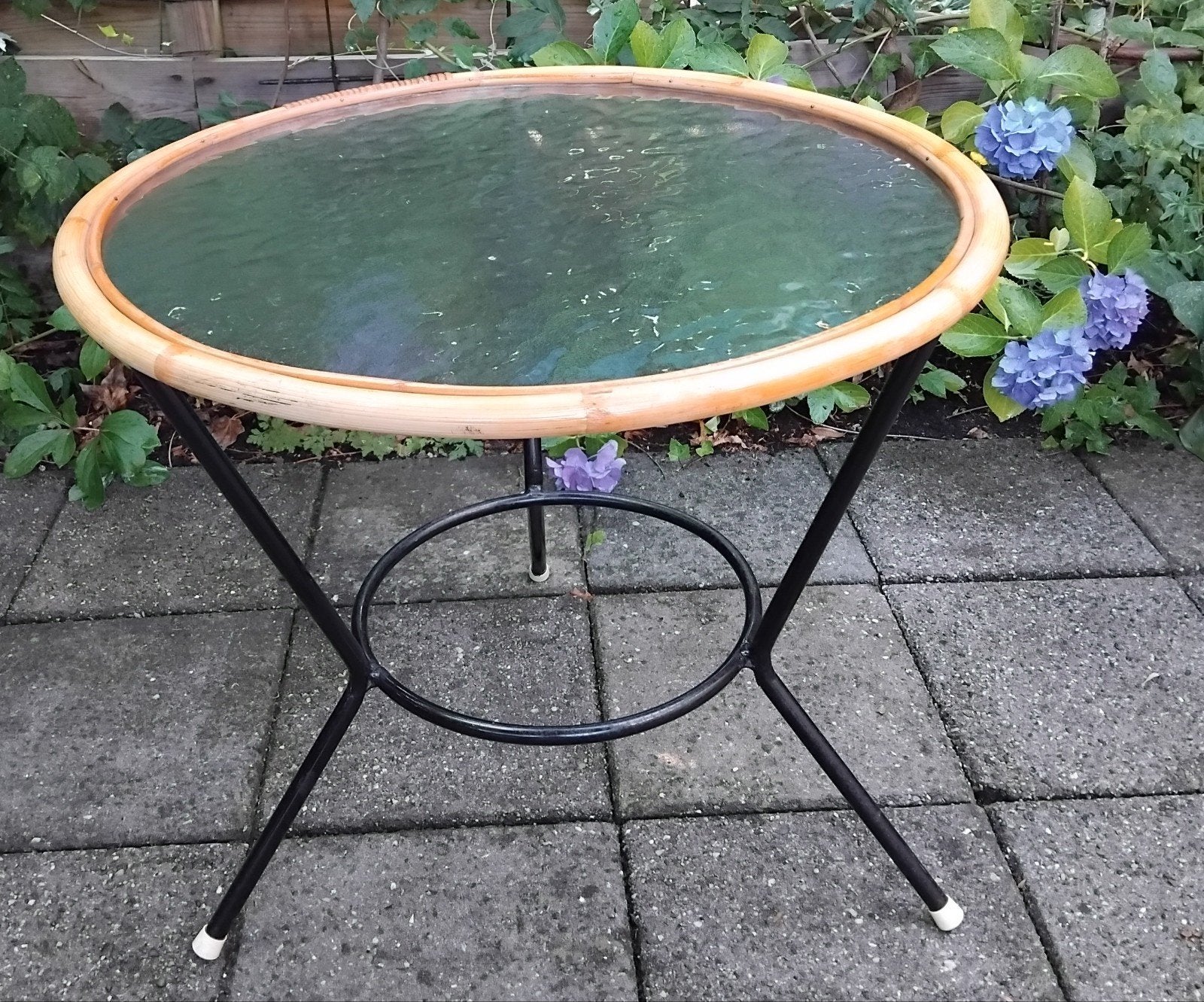 Vintage bamboe bijzettafel met glazen wolkenblad, Gebruikt, Rond, 55 tot 75 cm, Glas