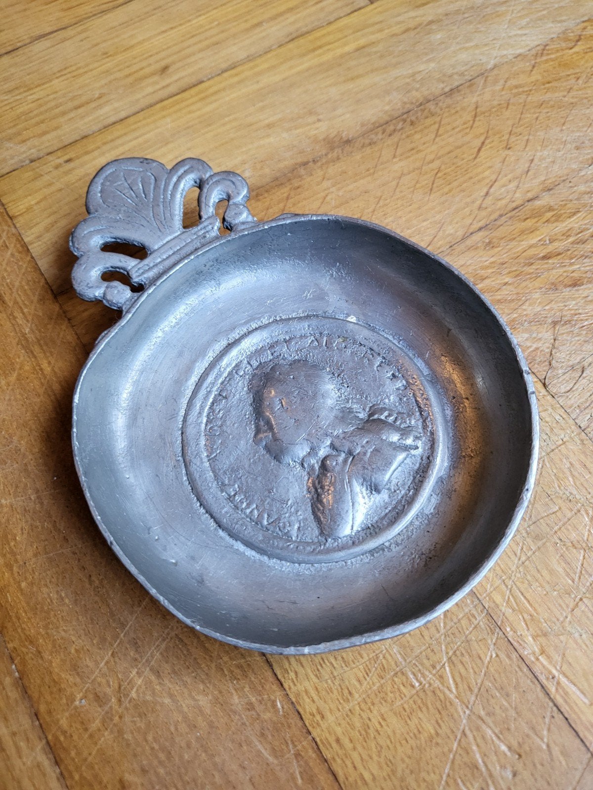 Antieke tinnen schaal met muntreliëf, Antiek en Kunst, Antiek | Schalen, Ophalen of Verzenden