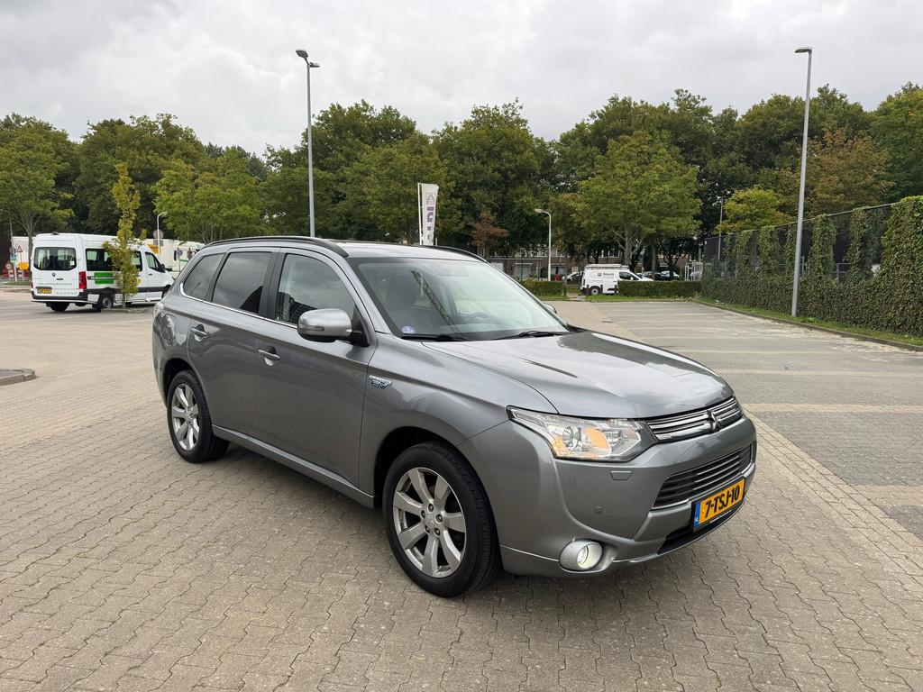 Mitsubishi Outlander 2.0 PHEV Instyle+, Zwart, 4 cilinders, Vierwielaandrijving, Hybride Elektrisch/Benzine