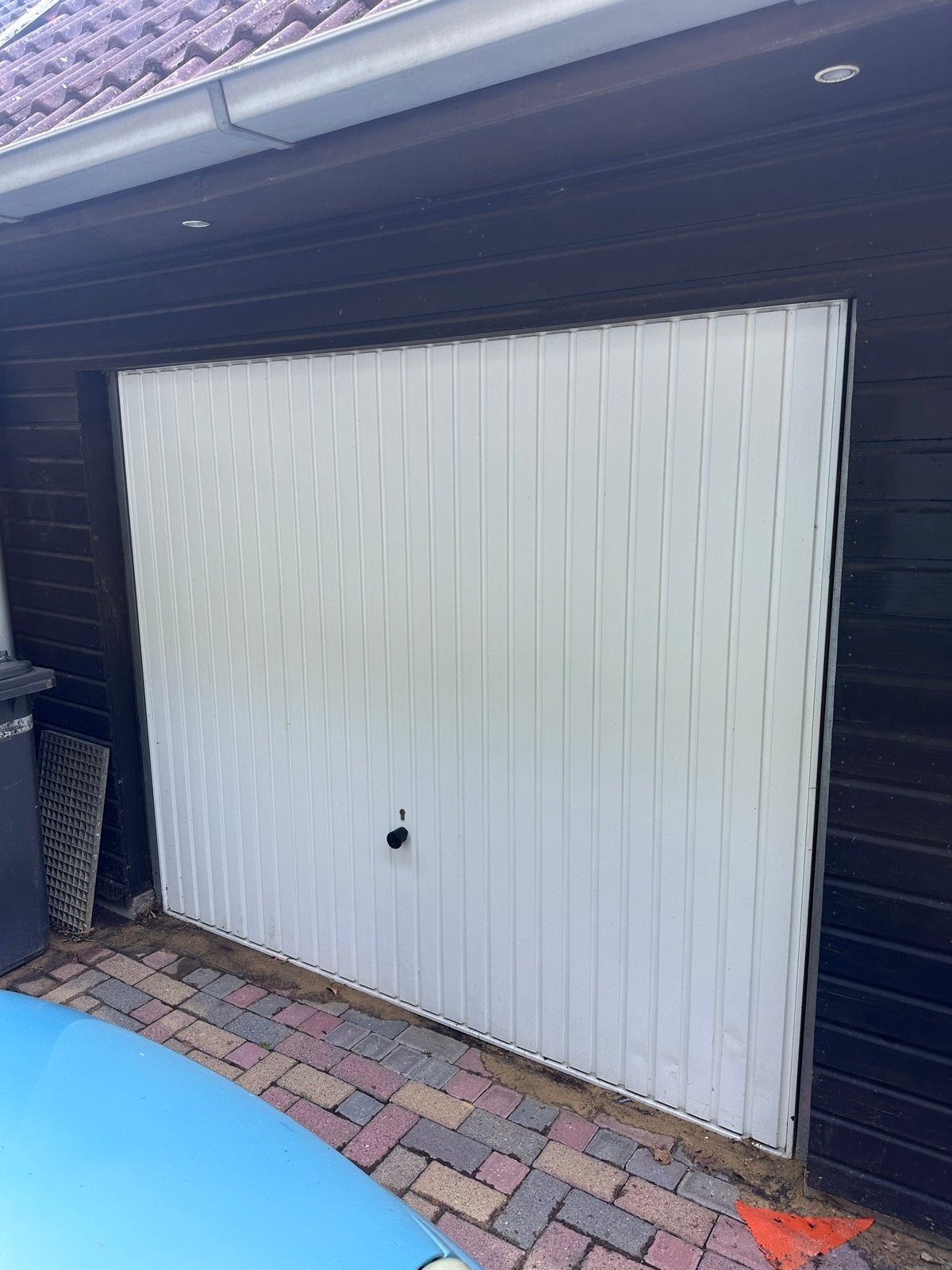 Witte Garagedeur - Kanteldeur, Ophalen