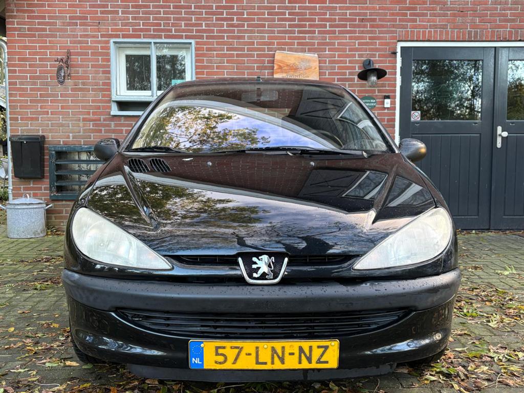 Peugeot 206 1.4 5D AIRCO APK, Auto's, Voorwielaandrijving, 31 €/maand, 4 cilinders, Zwart