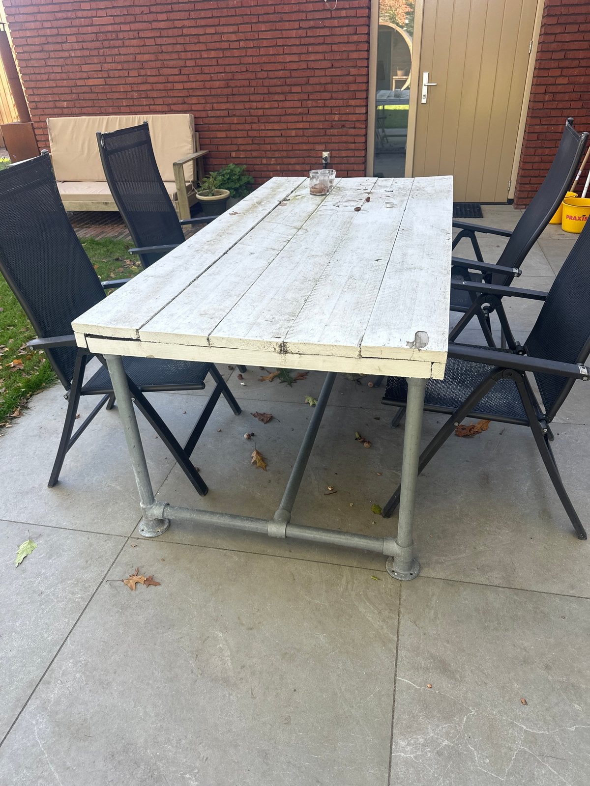 Robuuste tuintafel met houten blad en metalen onderstel, Ophalen, Gebruikt, Rechthoekig, Hout