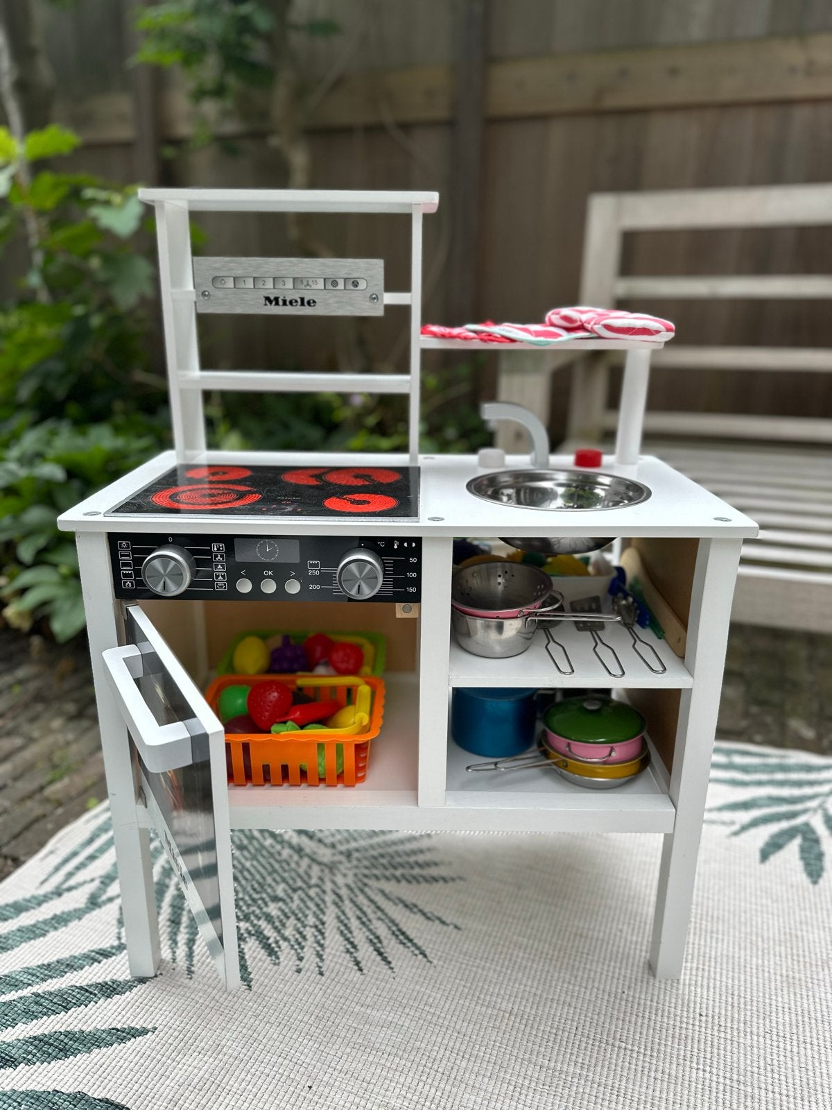 Houten speelkeuken Miele met accessoires, Kinderen en Baby's, Speelgoed | Speelkeukens, Ophalen of Verzenden, Zo goed als nieuw