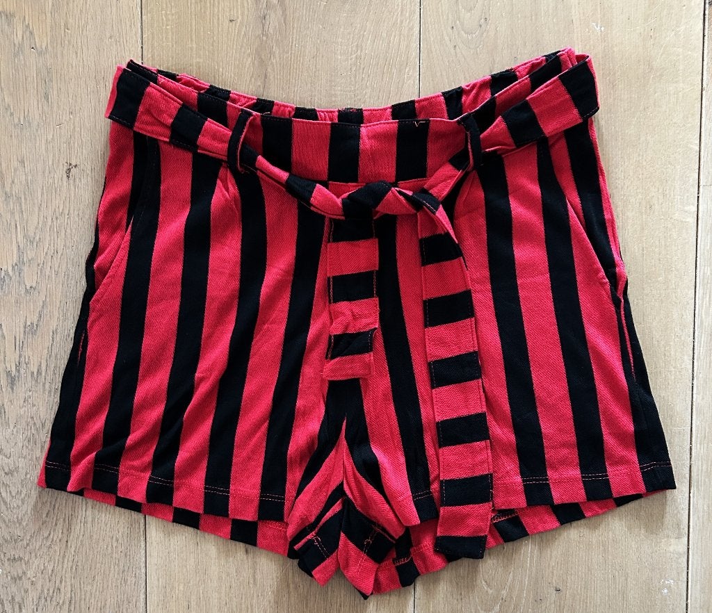 True Spirit zwart/rode short maat M, Kleding | Dames, Maat 38/40 (M), Kort, Ophalen of Verzenden, Rood