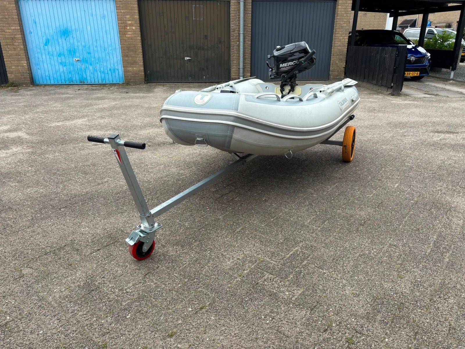 Rubberboot met buitenboordmotor en strandtrailer, Watersport en Boten, Rubberboten, Ophalen, Airdeck, Gebruikt, 2 m