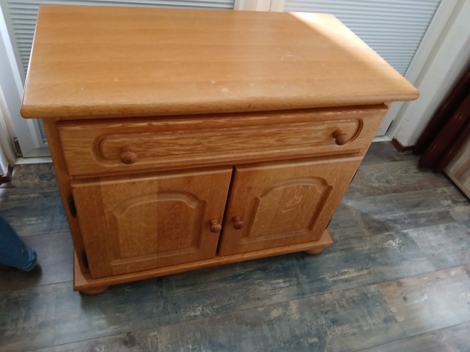 Gratis Houten kastje met lade en deurtjes, Ophalen, Gebruikt, Hout, 65 cm of meer