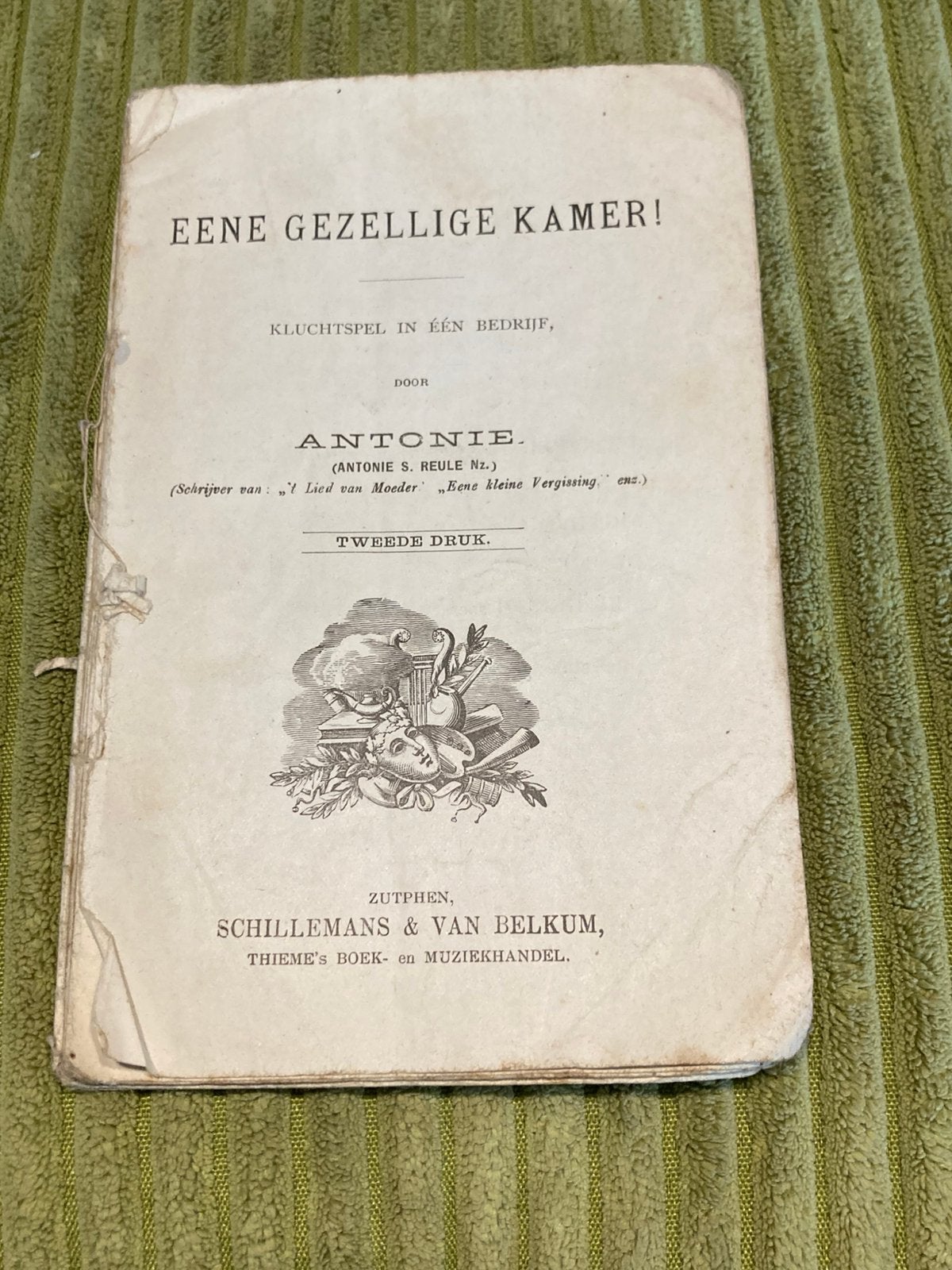 Antiek boekje: Eene gezellige kamer! (090426), Boeken, Ophalen of Verzenden, Gelezen, Cabaret