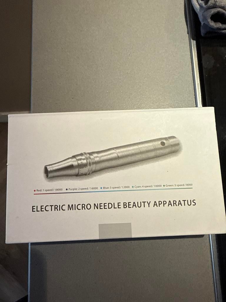 Microneedling Pen - Nieuw in doos met oplader, Sieraden, Tassen en Uiterlijk, Uiterlijk | Gezichtsverzorging, Ophalen of Verzenden