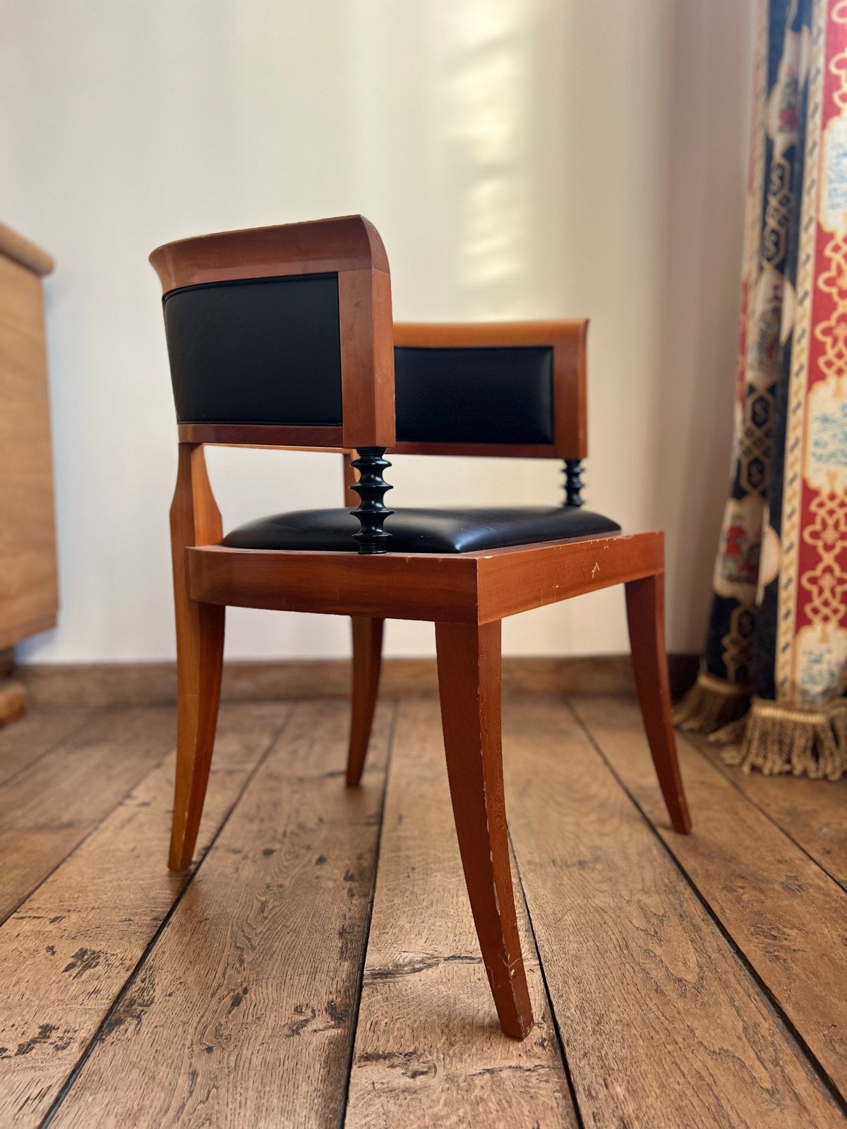 Georgetti stoelen, design Leon Krier, leer / kersen, Huis en Inrichting, Stoelen, Ophalen, Gebruikt, Twee, Zwart