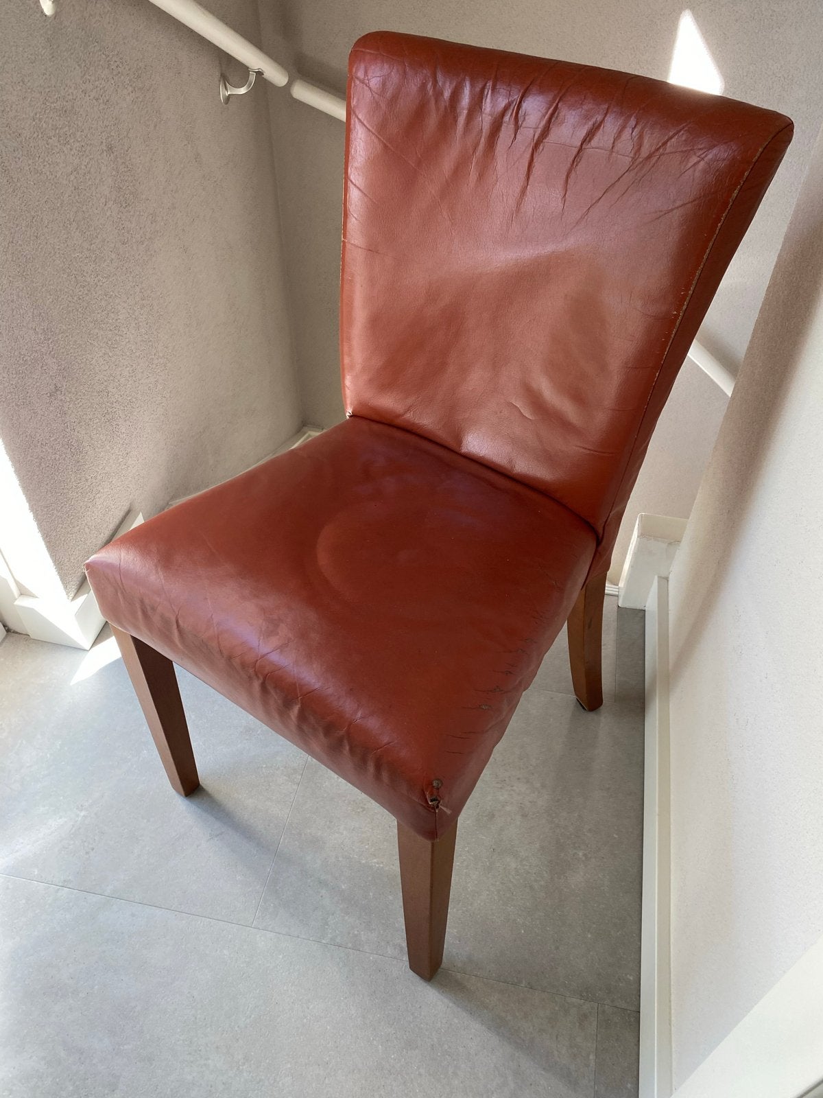 Gratis Twee Leren eetkamerstoelen  - Gebruikt, Ophalen, Gebruikt, Twee, Bruin