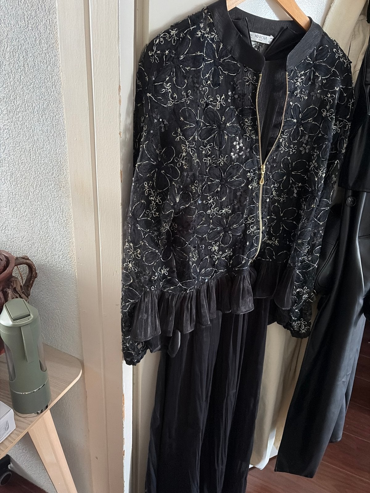 Zwart bomberjack met bloemenborduursel en ruffles, Ophalen, Zo goed als nieuw, Maat 46/48 (XL) of groter, Zwart
