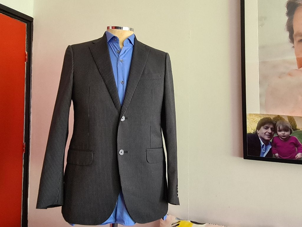 Corneliani Kostuum super pasvormn met grijze kleur maat 50, Corneliani, Zo goed als nieuw, Grijs, Verzenden