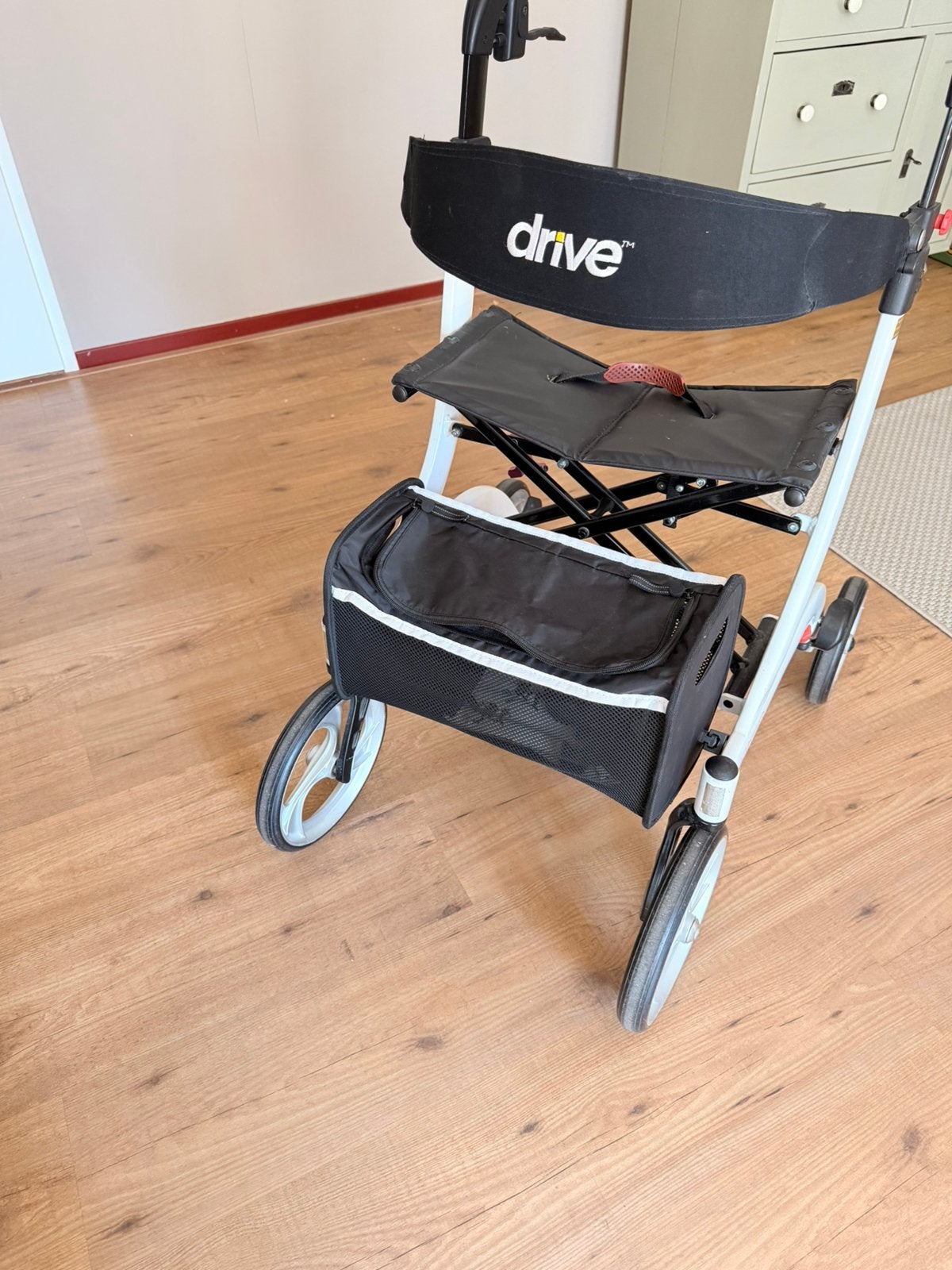 Hippe rollator Nitro Drive, wit, Diversen, Rollators, Ophalen, Opvouwbaar, Gebruikt