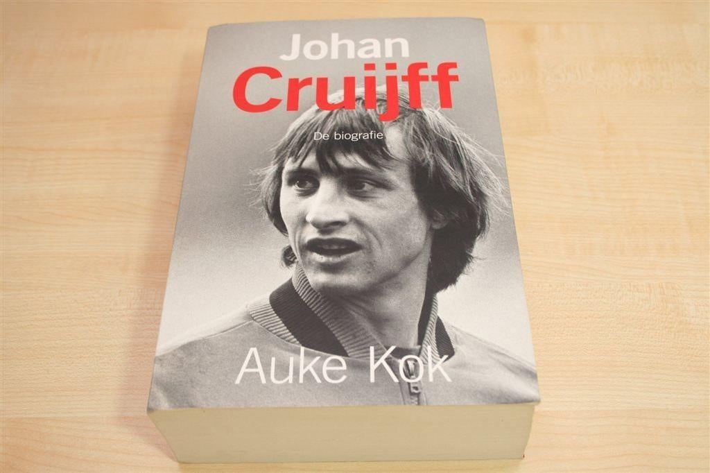 Johan Cruijff — De Definitieve Biografie door Auke Kok, Ophalen of Verzenden, Gelezen, Watersport en Hengelsport