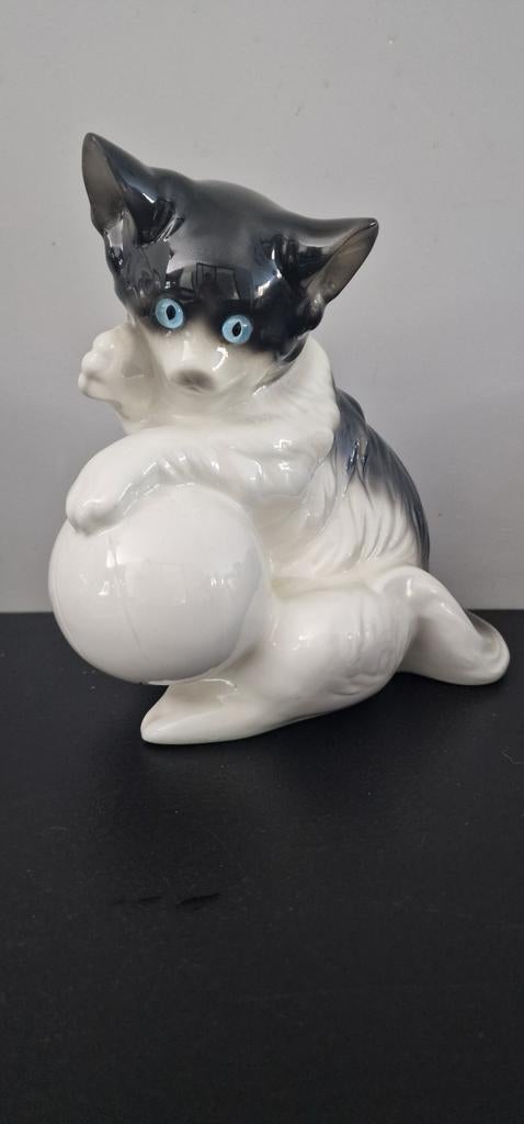 Vintage Porseleinen Kat met Bal - Blauwe Ogen, Antiek en Kunst, Ophalen of Verzenden