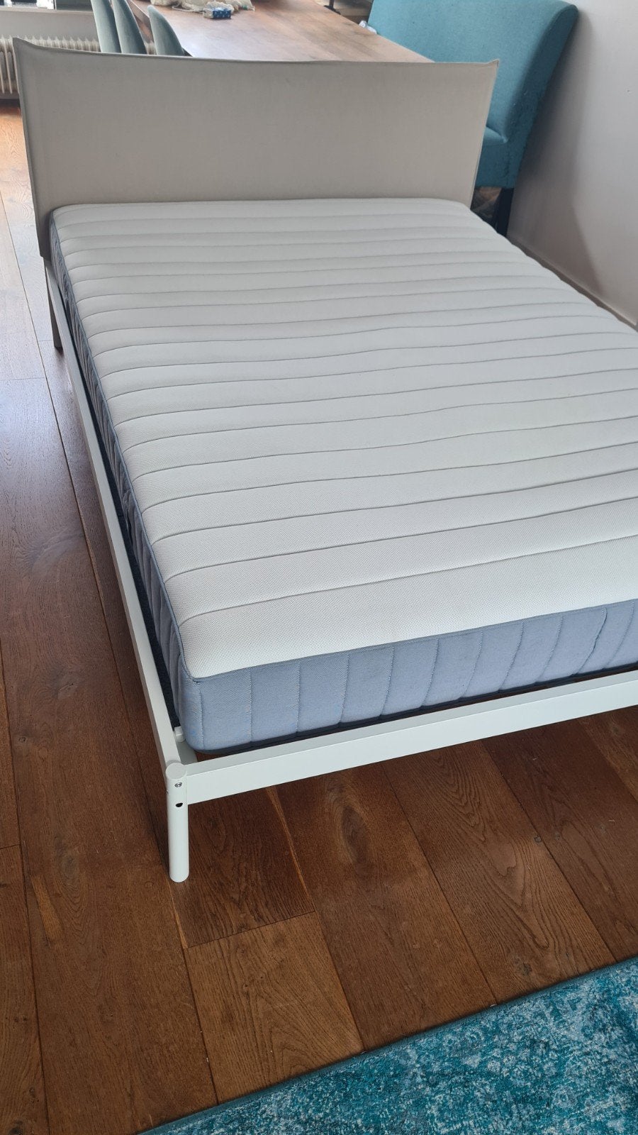Kleppstad IKEA bed beige + Valevas IKEA matras, Ophalen, Wit, 140 cm, Zo goed als nieuw