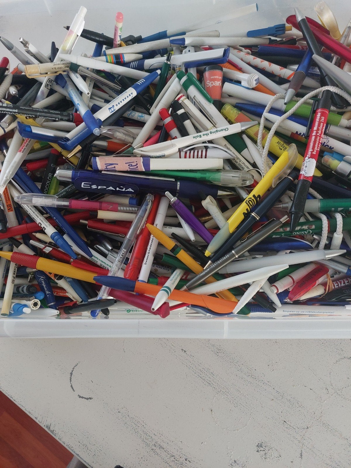 Reclame pennen een plastic bak vol meer dan 500 stuks, Ophalen, Zo goed als nieuw, Balpen, Overige merken