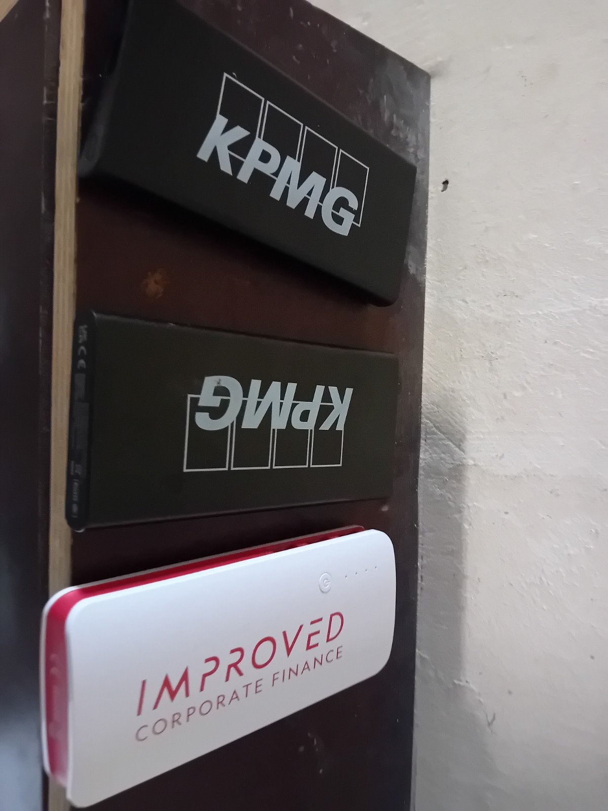 3x Powerbanks - KPMG & Improved Corporate Finance, Telecommunicatie, Powerbanks, Zo goed als nieuw, Ophalen of Verzenden