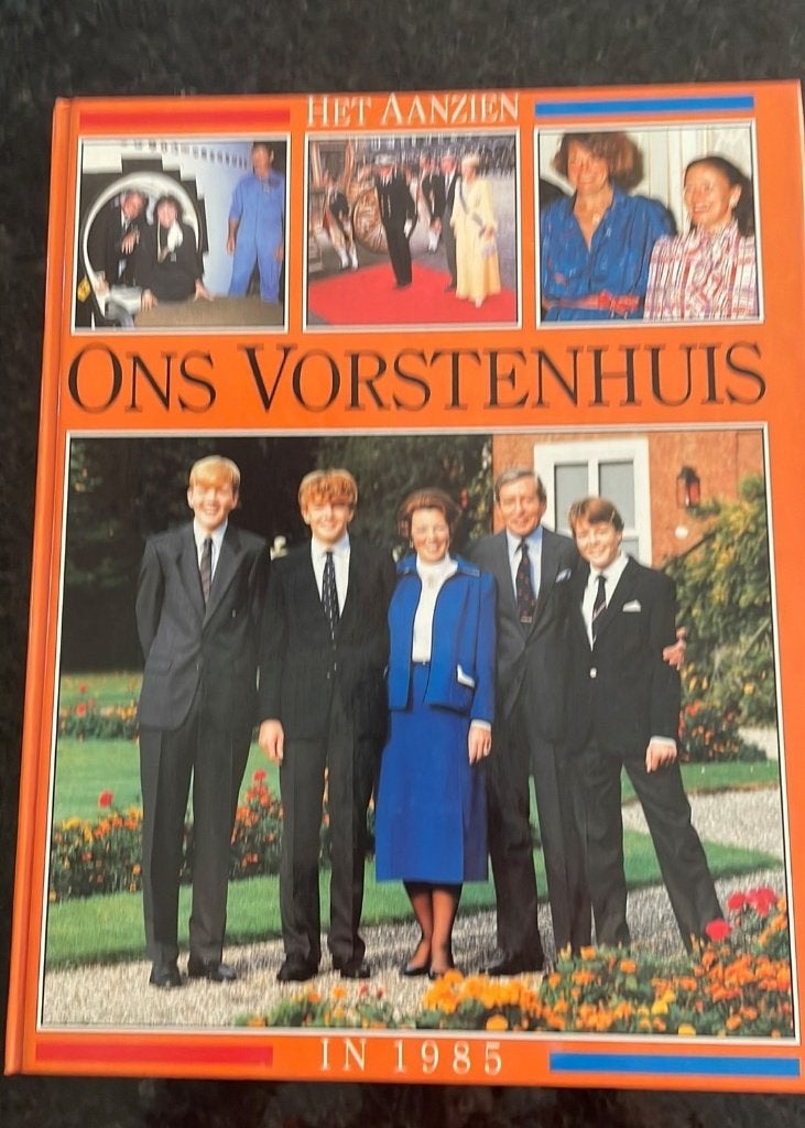 Nieuw: Het aanzien van Ons Vorstenhuis in 1985, Ophalen of Verzenden, Zo goed als nieuw, Nederland, Kaart, Foto of Prent
