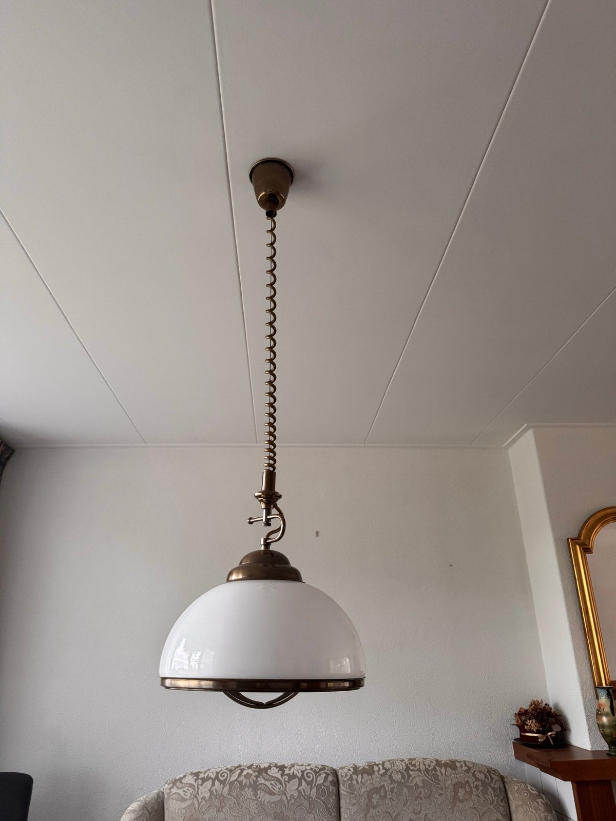 Vintage Hanglamp met Melkglas Kap en Bronzen Details, Ophalen, Zo goed als nieuw, Glas, E27 (groot)