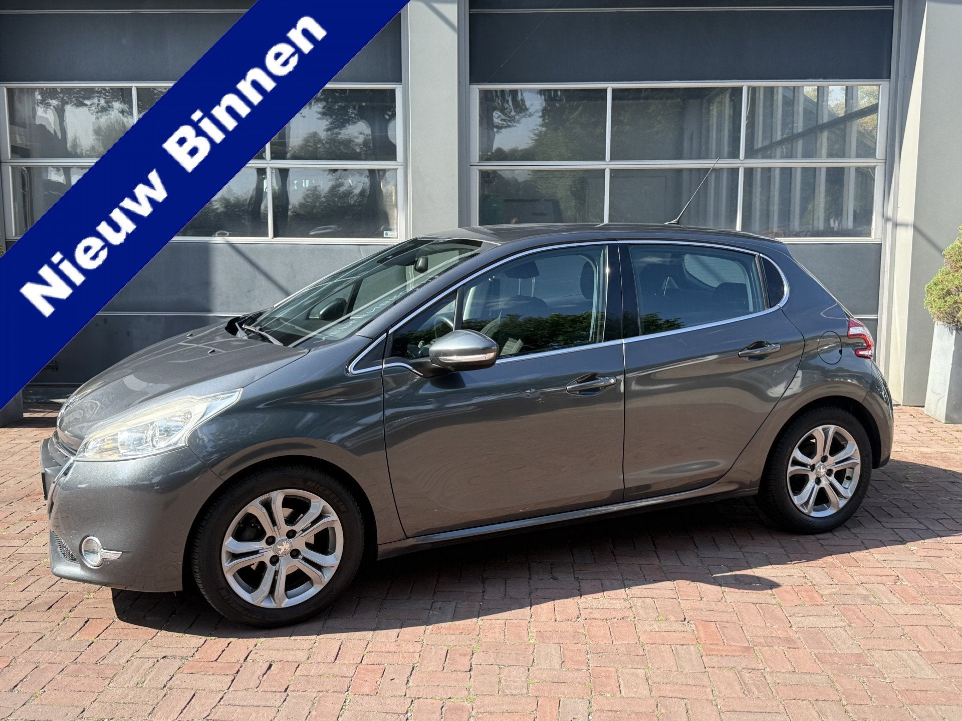 Peugeot 208 1.2 VTi Allure km 112.000 Bj 2014 Navi,16Inch,Cl, Voorwielaandrijving, Euro 5, Stof, Gebruikt