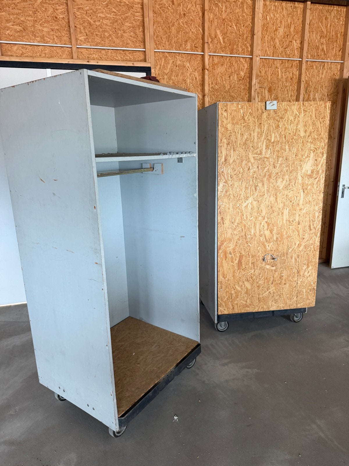 6 verrijdbare houten kasten op rolcontainers, Ophalen