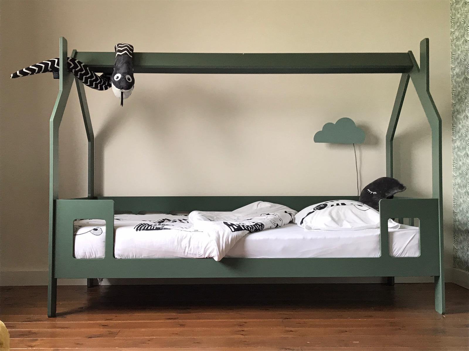 Uniek bedhuisje, 1 persoons kinderbed incl. lattenbodem, Ophalen, 85 tot 100 cm, Zo goed als nieuw, Lattenbodem