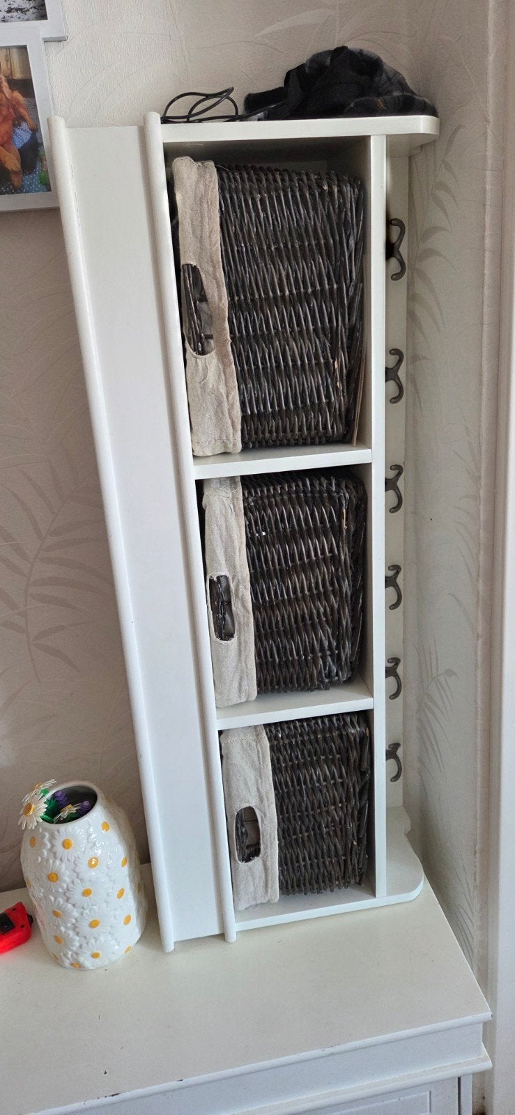 Wit kastje met kapstok en rieten manden, Ophalen of Verzenden, Gebruikt