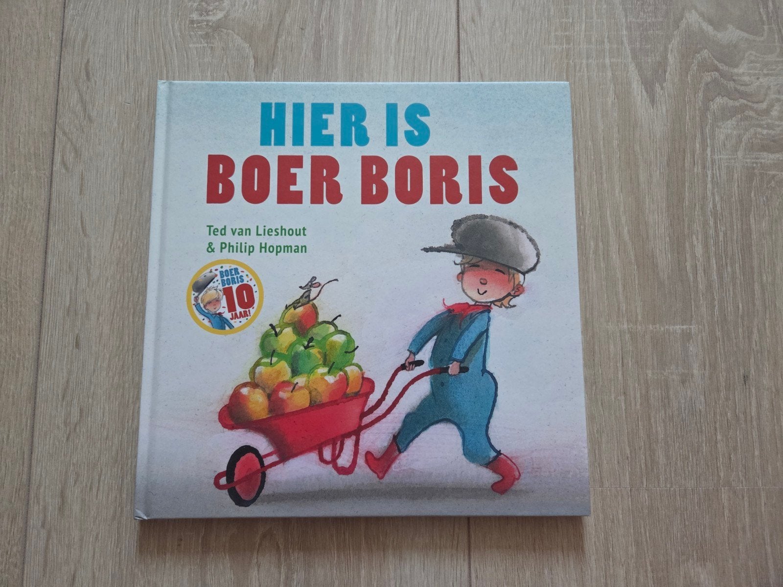 Hier is Boer Boris - verzamelboek, Ophalen of Verzenden, Nieuw, Jongen of Meisje, Fictie algemeen