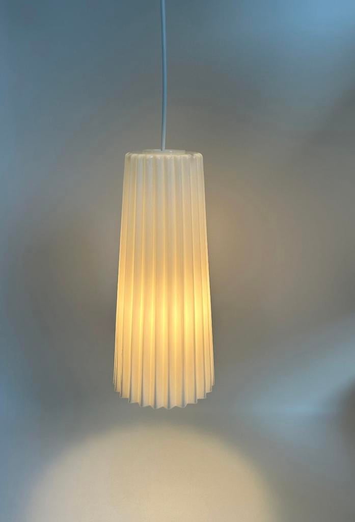 Zeldame vintage / retro hanglamp Ikea Lunta plissé melkglas, Huis en Inrichting, Lampen | Hanglampen, Gebruikt, Ophalen of Verzenden