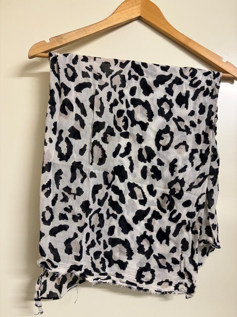 Sjaal creme zwart, Ophalen of Verzenden, Zo goed als nieuw, Maat 46/48 (XL) of groter, Sjaal