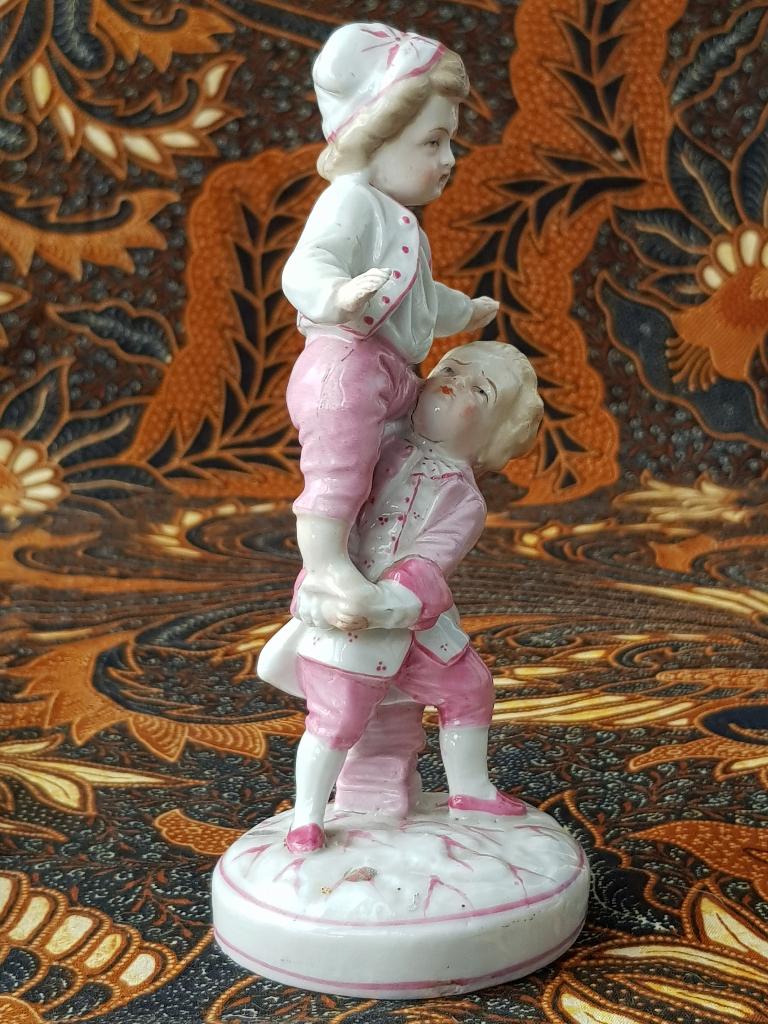 Spelende jongens mooi antiek beeldje uit Duitsland 15,8 cm., Antiek en Kunst, Ophalen of Verzenden