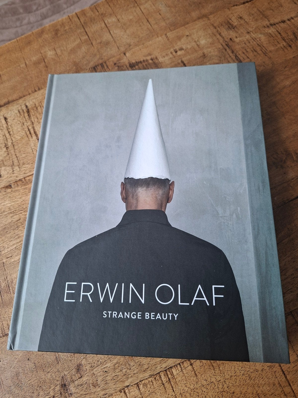 Erwin Olaf, hardcover koffietafel/fotoboek: STRANGE BEAUTY, Boeken, Kunst en Cultuur | Fotografie en Design, Verzenden, Nieuw