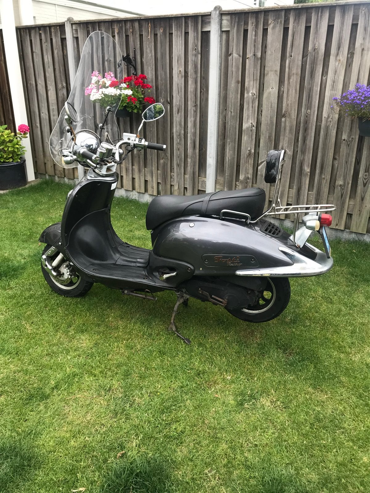 Stijlvolle grijze scooter staat klus scooter, Gebruikt, Maximaal 45 km/u, Ophalen of Verzenden, Benzine