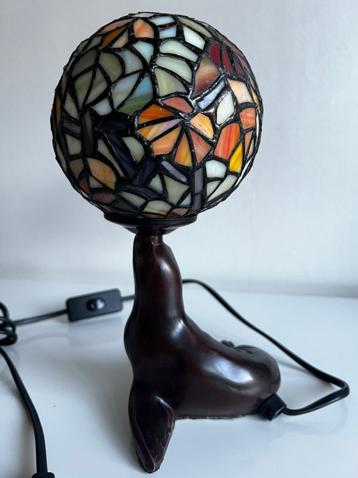 Tiffany Tafellamp Zeehond met grote glazen bal Glas in Lood, Ophalen of Verzenden, Zo goed als nieuw, Tiffany lamp