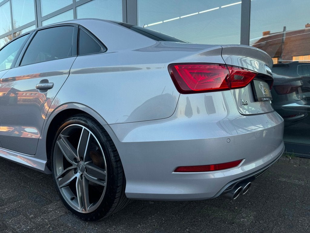 Audi A3 Limousine 1.4 TFSI CoD Ambition 2X S-line, LED verlichting, Gebruikt, Zwart, 4 cilinders