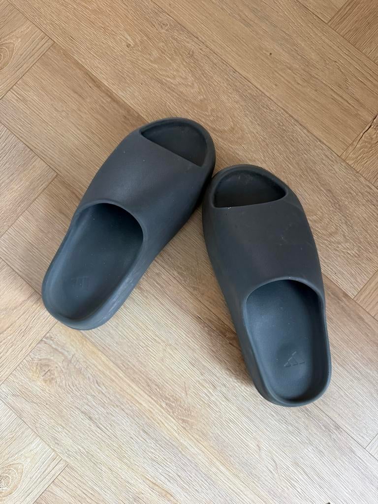 Yeezy Slides - Comfortabele en stijlvolle slippers, Kleding | Heren, Schoenen, Gedragen, Slippers, Zwart, Ophalen of Verzenden