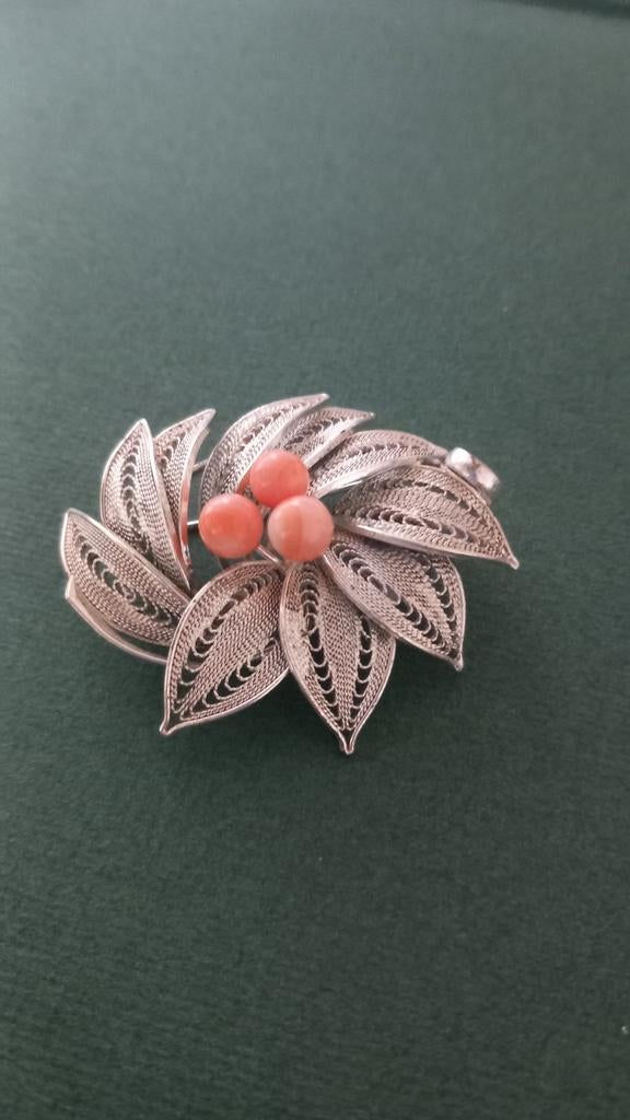 Art deco broche met koraal en zilver, Ophalen of Verzenden