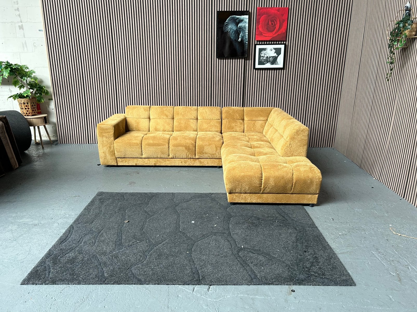 GRATIS LEVERING Hoekbank Okergeel 270X215 SHOWROOMMODEL, 250 tot 300 cm, Nieuw showroom model oker geel, Hoekbank, Nieuw